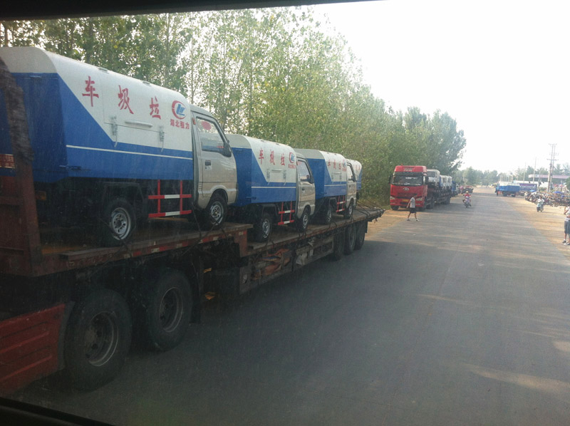 圖為準備發車至山西的小型<a href=http://m.latex-foam.cn/ljc target=_blank class=infotextkey>垃圾車</a>