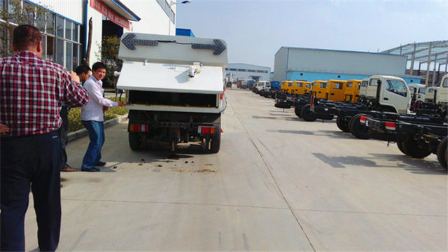 內蒙客商正在參觀五十鈴<a href=http://m.latex-foam.cn/saoluche/ target=_blank class=infotextkey>掃路車</a>