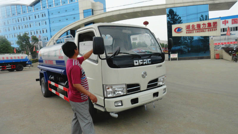 正在給5噸<a href=http://m.latex-foam.cn/ssc target=_blank class=infotextkey>灑水車</a>做出廠前準備