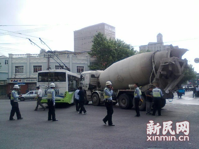 一輛19路電車在新閘路成都北路路口被一輛水泥<a href=http://m.latex-foam.cn/jbc/ target=_blank class=infotextkey>攪拌車</a>攔腰撞擊，車毀嚴重。通訊員 殷佳維 攝