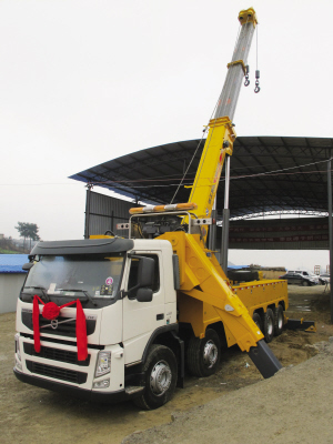 昨日，目前國內最大噸位的道路<a href=http://m.latex-foam.cn/qzc/ target=_blank class=infotextkey>清障車</a>正式“落戶”貴陽。該清障車車價近300萬元，集吊裝、拖車于一體，最大起吊高度13.2米，最大拖牽重量54噸，最大起吊重量60噸，可安全快速地對交通事故中側翻的重型貨車、重型<a href=http://m.latex-foam.cn/ygc/ target=_blank class=infotextkey>油罐車</a>等進行起吊、救援和拖運，及時恢復現場交通。曾秦 攝