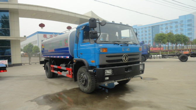 程力廠門 前的東風(fēng)153<a href=http://m.latex-foam.cn/ssc target=_blank class=infotextkey>灑水車</a>